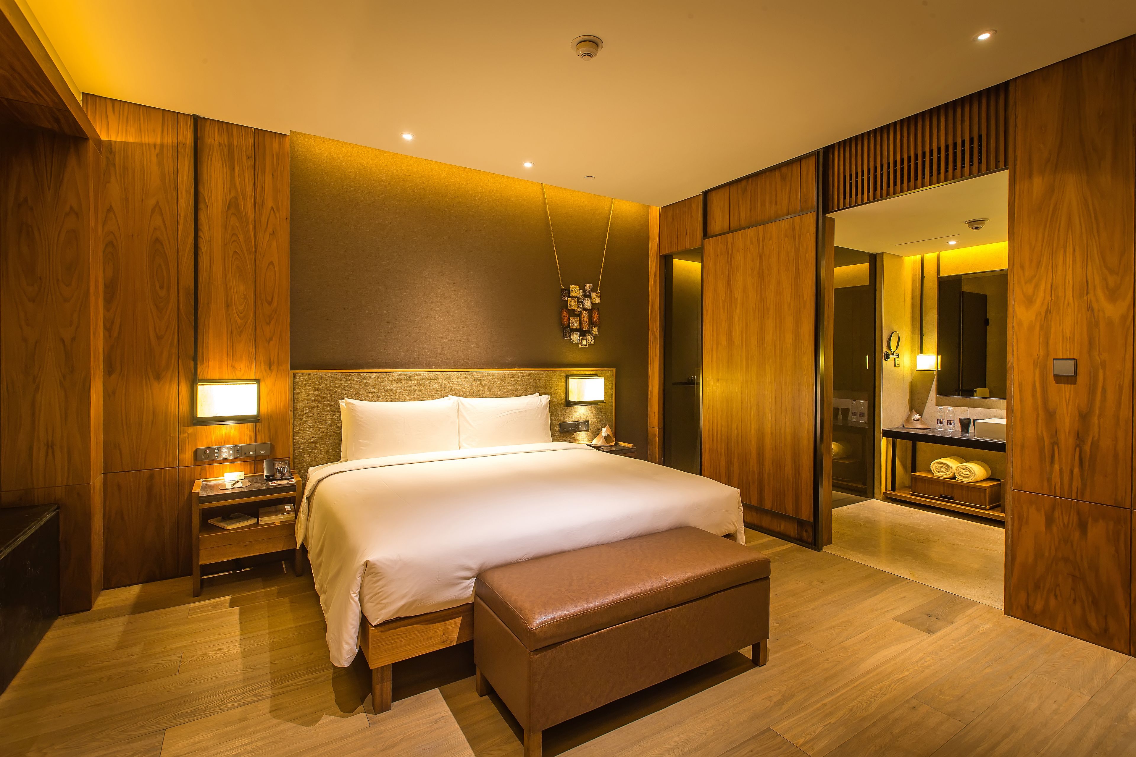 Een minibar, een kluis op de kamer, een bureau, verduisterende gordijnen