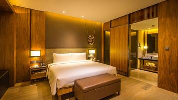 Een minibar, een kluis op de kamer, een bureau, verduisterende gordijnen