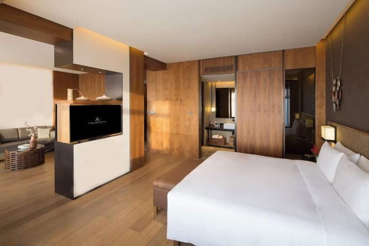 Een minibar, een kluis op de kamer, een bureau, verduisterende gordijnen