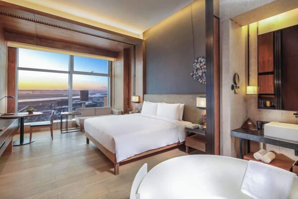 Minibar, coffres-forts dans les chambres, bureau, rideaux occultants
