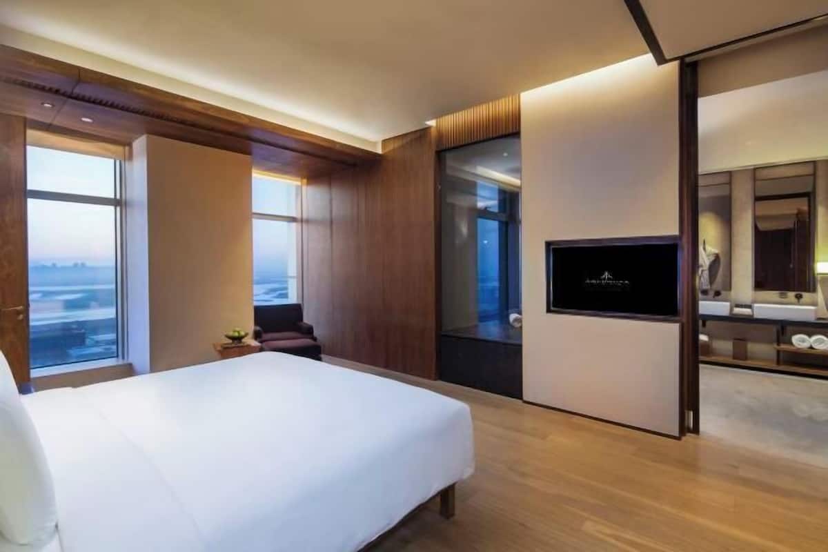 Een minibar, een kluis op de kamer, een bureau, verduisterende gordijnen