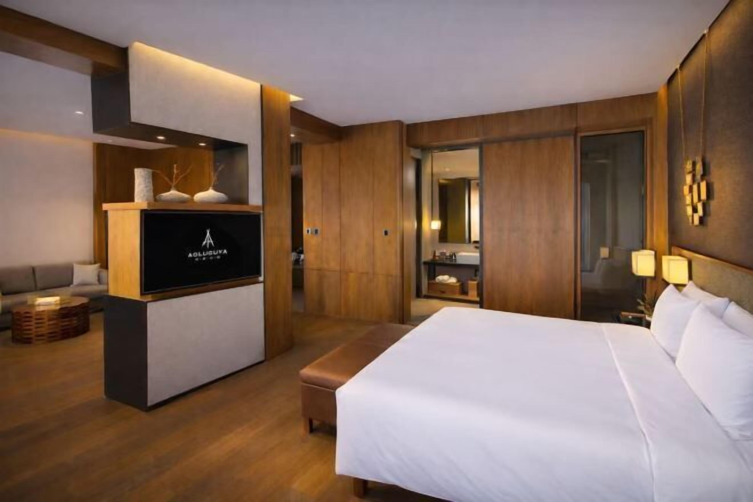 Minibar, caja de seguridad en la habitación y escritorio 