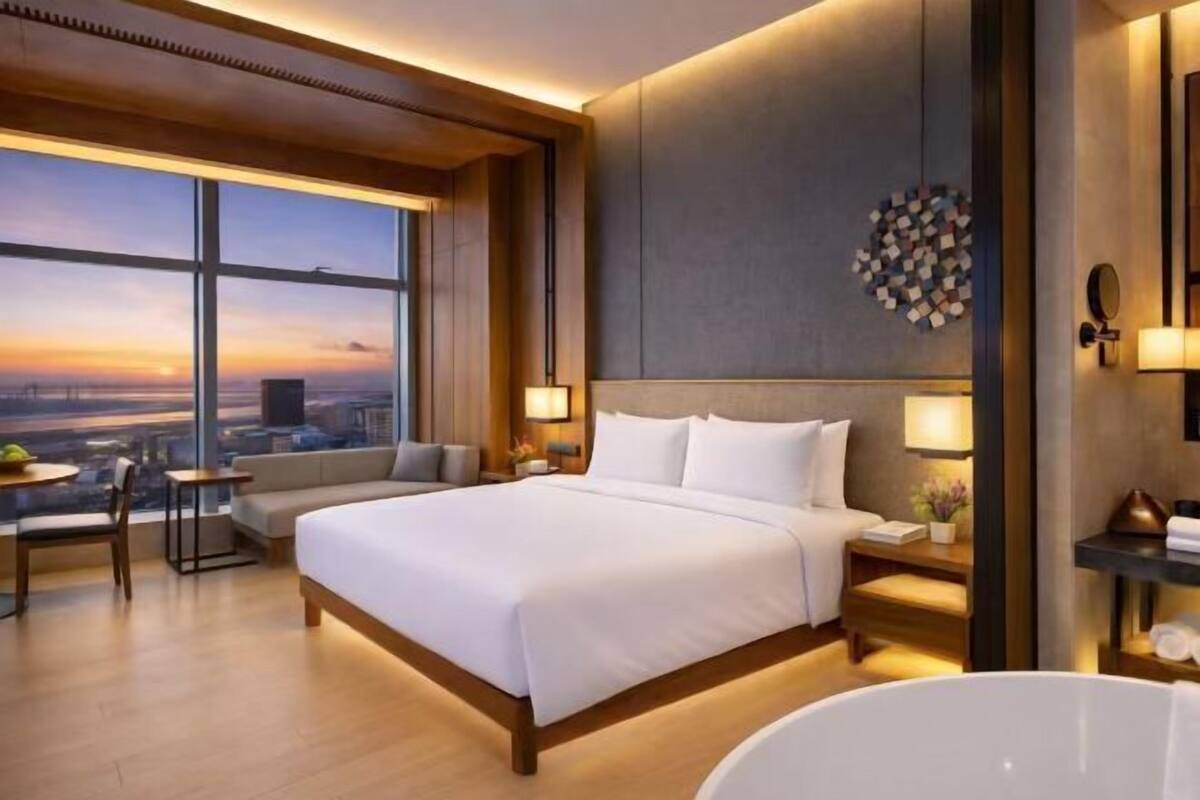 Minibar, värdeförvaringsskåp på rummet och skrivbord