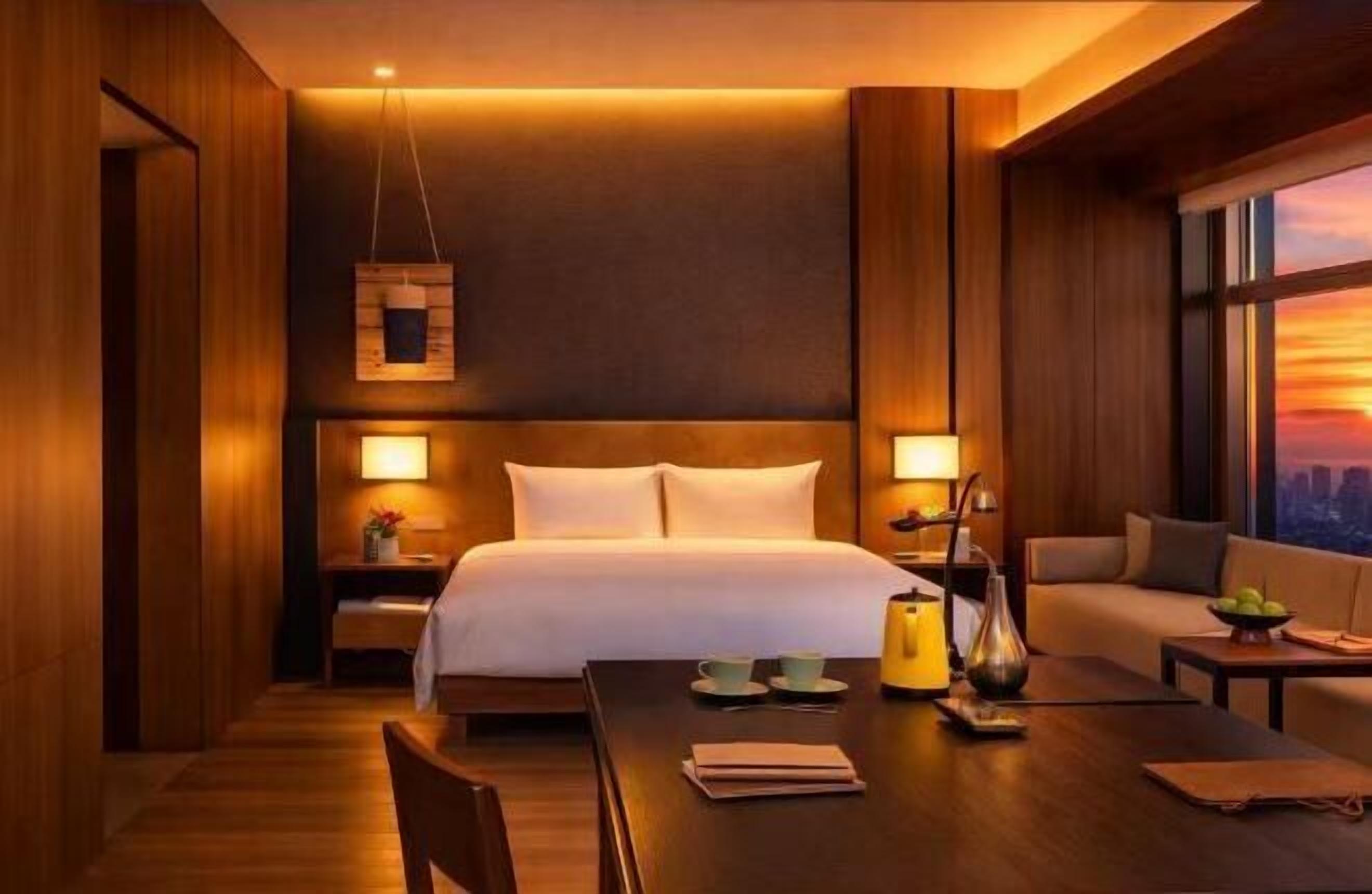 Minibar, caja de seguridad en la habitación y escritorio 