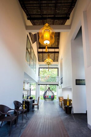 Lobby sitting area - Jamadevi Hotel (Lamphun)