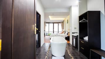 Deep soaking bathtub