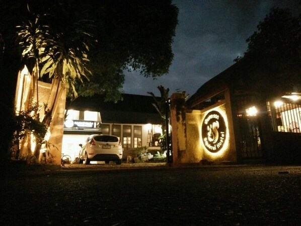 Property entrance - Squirrel Hostel (Chiang Mai)