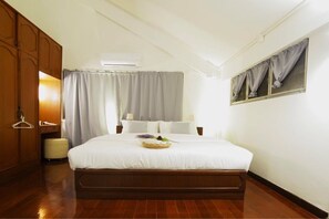 Deluxe Double Room with Private Bathroom | Katil lipat simpan/tambahan, Wi-fi percuma, cadar katil