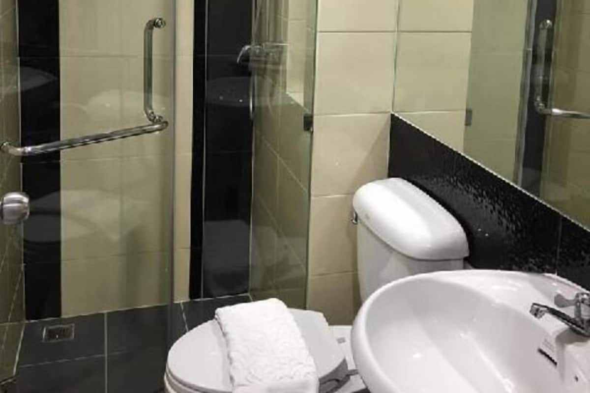 Bad | Dusj, toalettartikler (inkludert) og håndklær