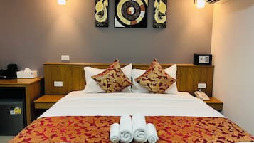 Zimmersafe, Schreibtisch, kostenloses WLAN, Bettwäsche