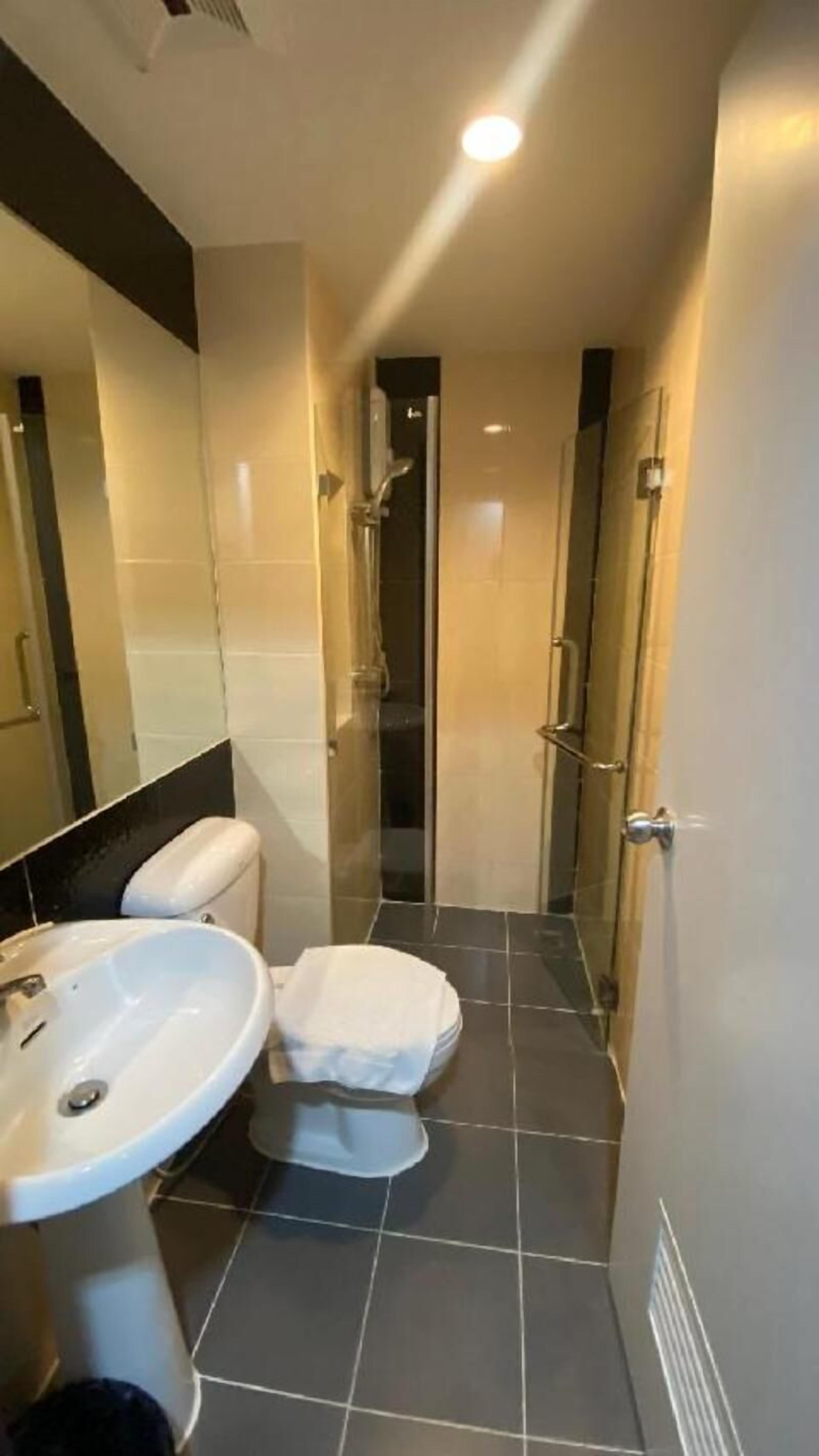 Baño | Regadera, amenidades de baño gratuitas, toallas 