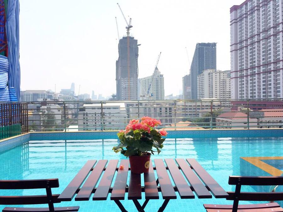 Una piscina al aire libre