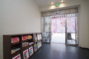 Interior entrance - Oak Hostel Sakura (Tokyo)