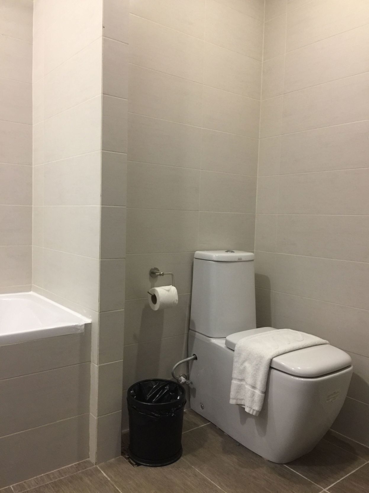 Bad | Dusj, toalettartikler (inkludert), hårføner og tøfler