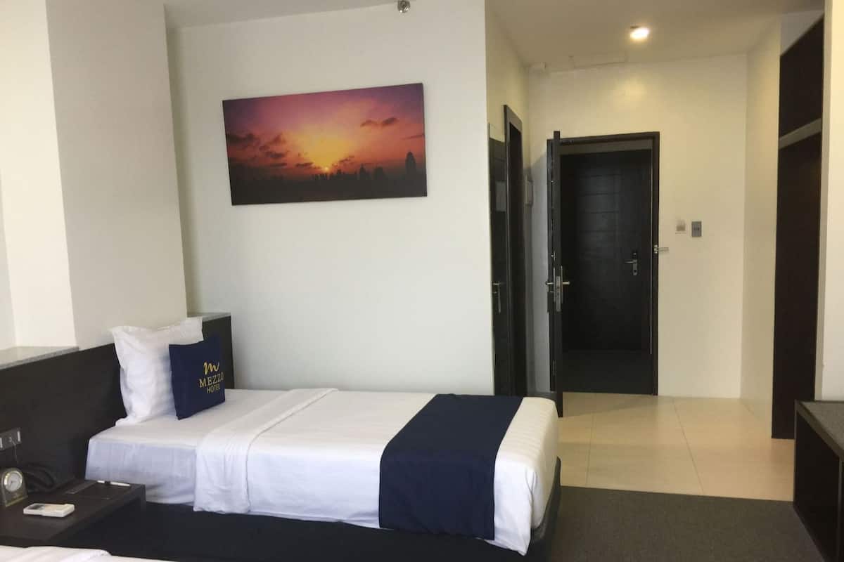 Minibaari, tallelokero huoneessa, työpöytä, pimennysverhot