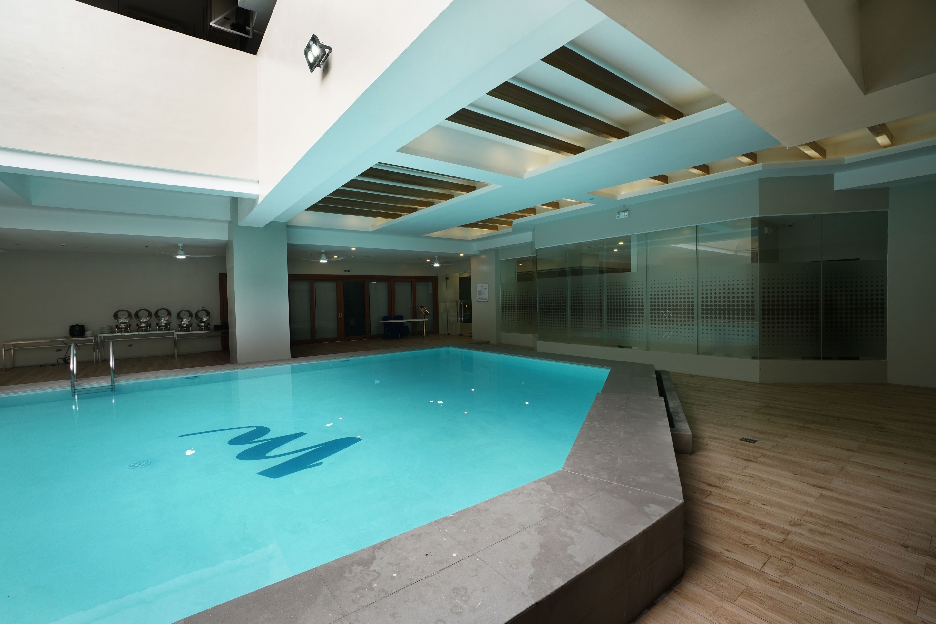 Indoor pool, sun loungers