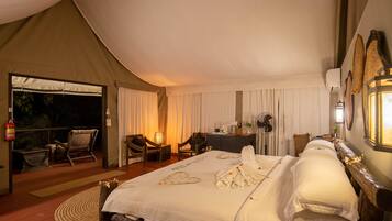 Luxury Tent | Minibar, in-room safe, individually decorated, individually furnished