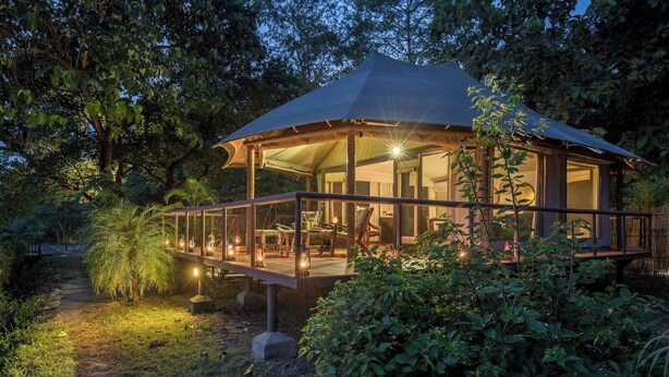 Tenda Mewah | Minibar, brankas, meja kerja, dan ruang kerja ramah laptop