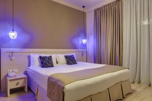 Standard dubbelrum - 1 sovrum - utsikt mot vingård | Minibar, värdeförvaringsskåp på rummet och skrivbord