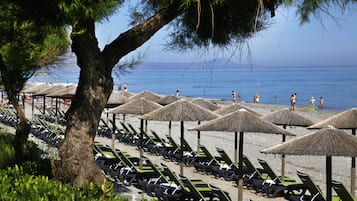 En la playa, toallas de playa, vóleibol de playa y bar en la playa