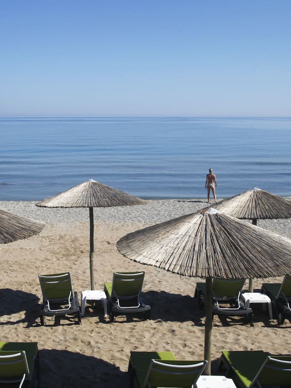 Sulla spiaggia, teli da spiaggia, pallavolo, un bar sulla spiaggia