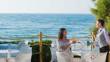 2 μπαρ/lounge, μπαρ δίπλα στην πισίνα, beach bar