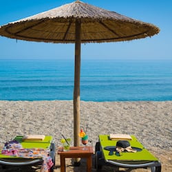 Sulla spiaggia, teli da spiaggia, pallavolo, un bar sulla spiaggia