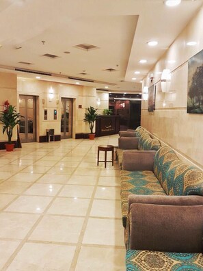 Lobby sitting area - Knooz Al Diafah Hotel (Makkah)
