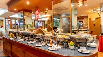 Desayuno buffet diario (THB 250 por persona)