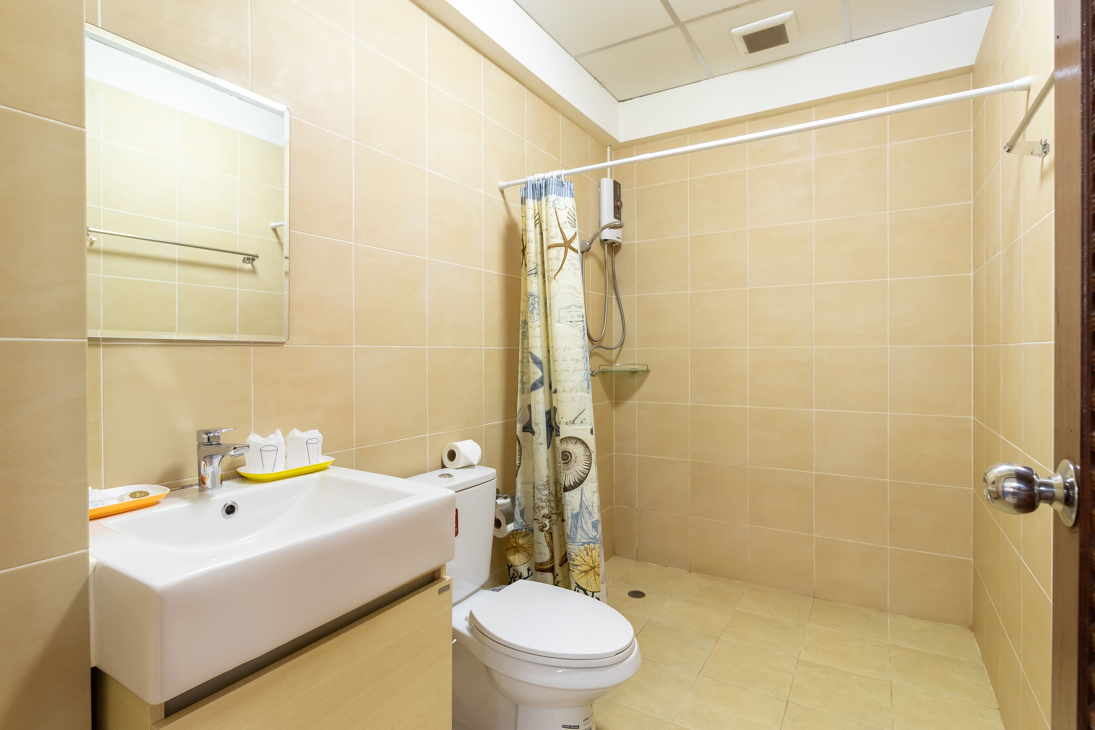 family room, balcony | bathroom | shower, free toiletries, bidet, towels