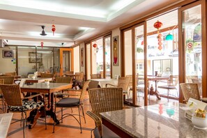 S'hi serveixen esmorzars, dinars i plats de cuina tailandesa 