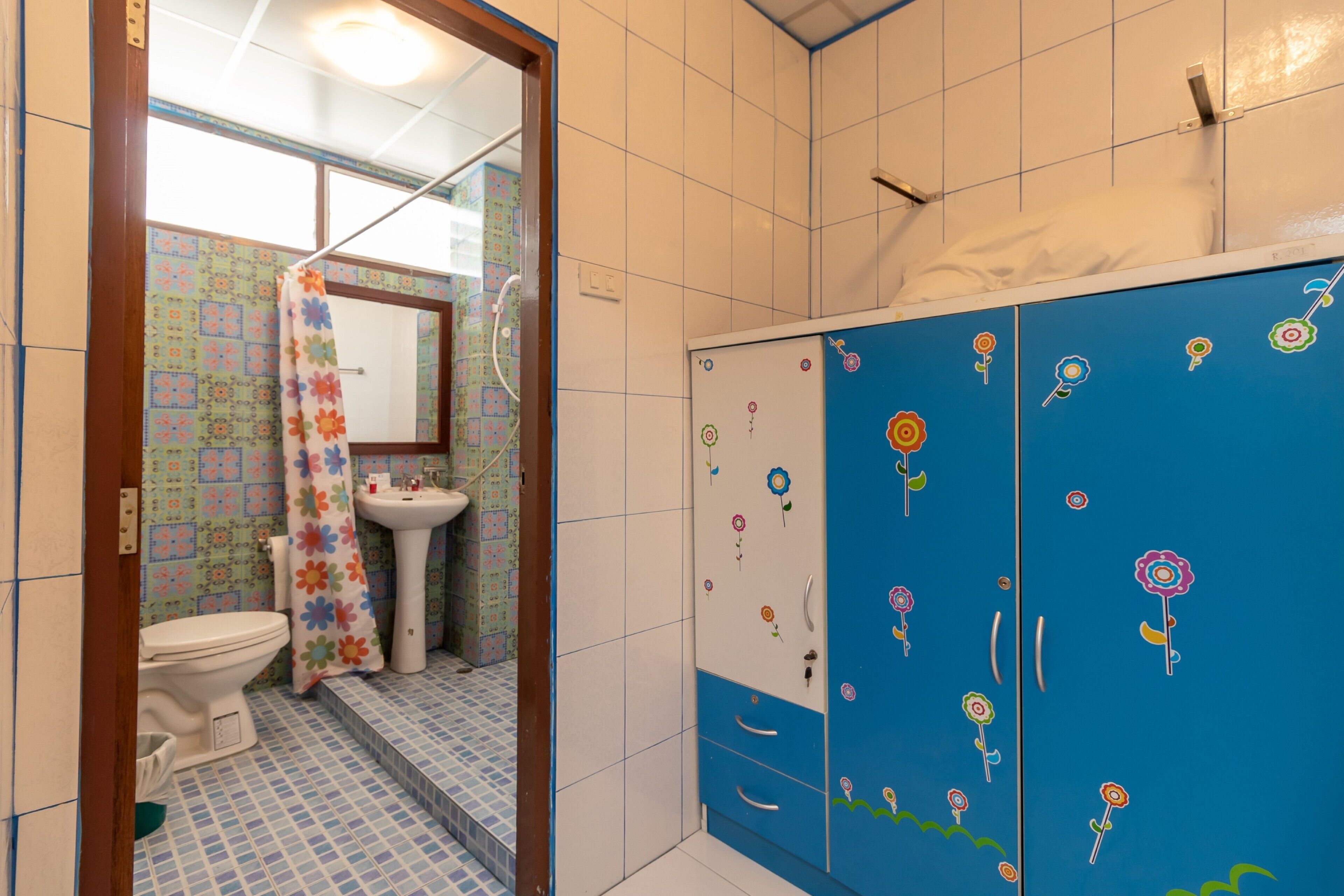 standard double room | bathroom | shower, free toiletries, bidet, towels