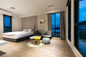 Hochwertige Bettwaren, Schreibtisch, Verdunkelungsvorhänge