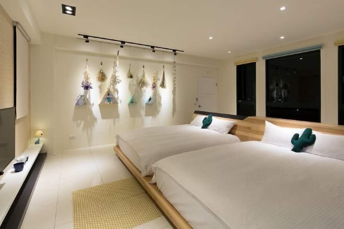 Ropa de cama de alta calidad, escritorio y cortinas blackout