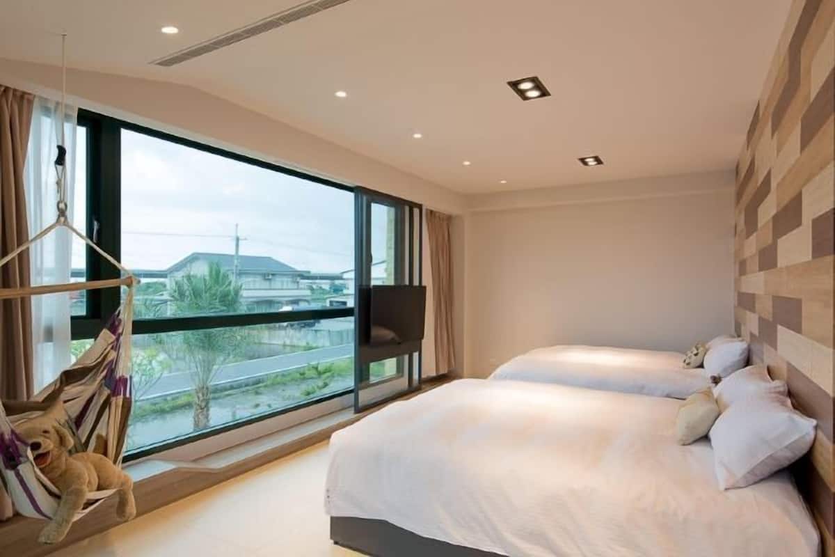 Ropa de cama de alta calidad, escritorio y cortinas blackout