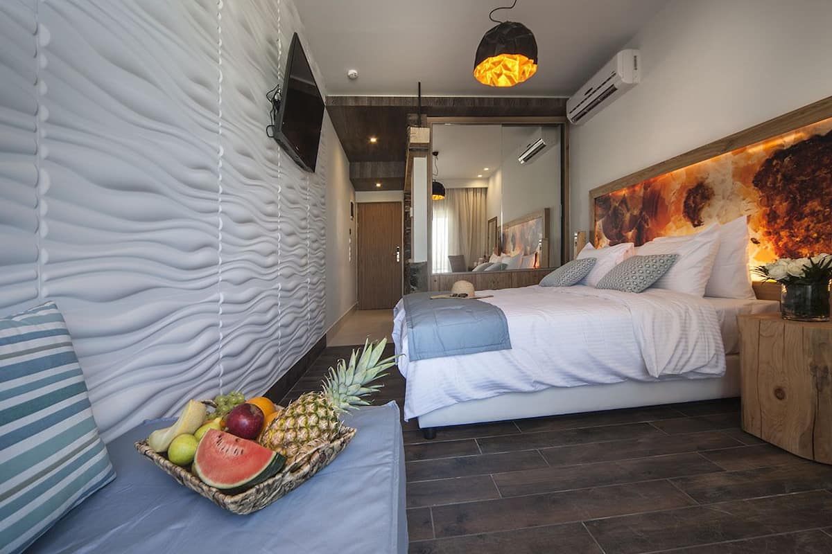 Een minibar, een kluis op de kamer, een bureau, verduisterende gordijnen