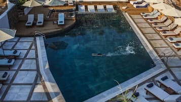Piscina externa sazonal, piscina com cascata, guarda-sóis
