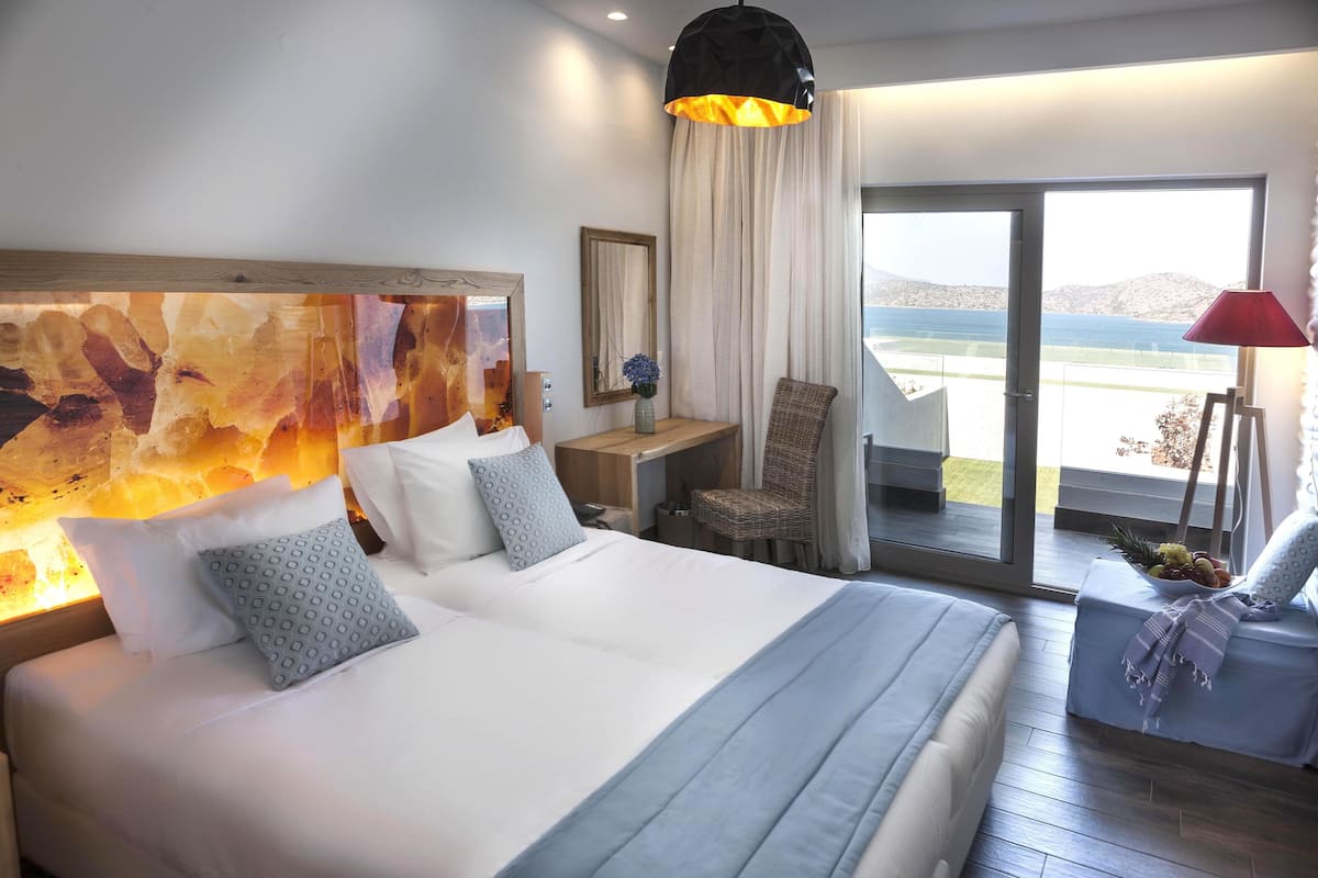 Superior Double Room, Sea View | Bar mini, peti besi dalam bilik, meja, langsir/tirai gelap terus 