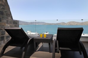 Minibar, coffres-forts dans les chambres, bureau, rideaux occultants