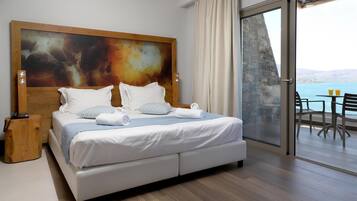 ميني بار وخزنة داخل الغرفة ومكتب وستائر تعتيم