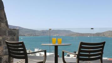 ميني بار وخزنة داخل الغرفة ومكتب وستائر تعتيم