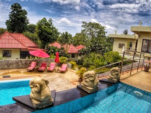 Outdoor pool, pool umbrellas, pool loungers - Chor Chang Villa Resort (Koh Samui)