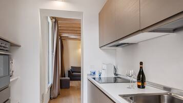 Appartamento Clemente | Private kitchen | Fridge, microwave, oven, stovetop