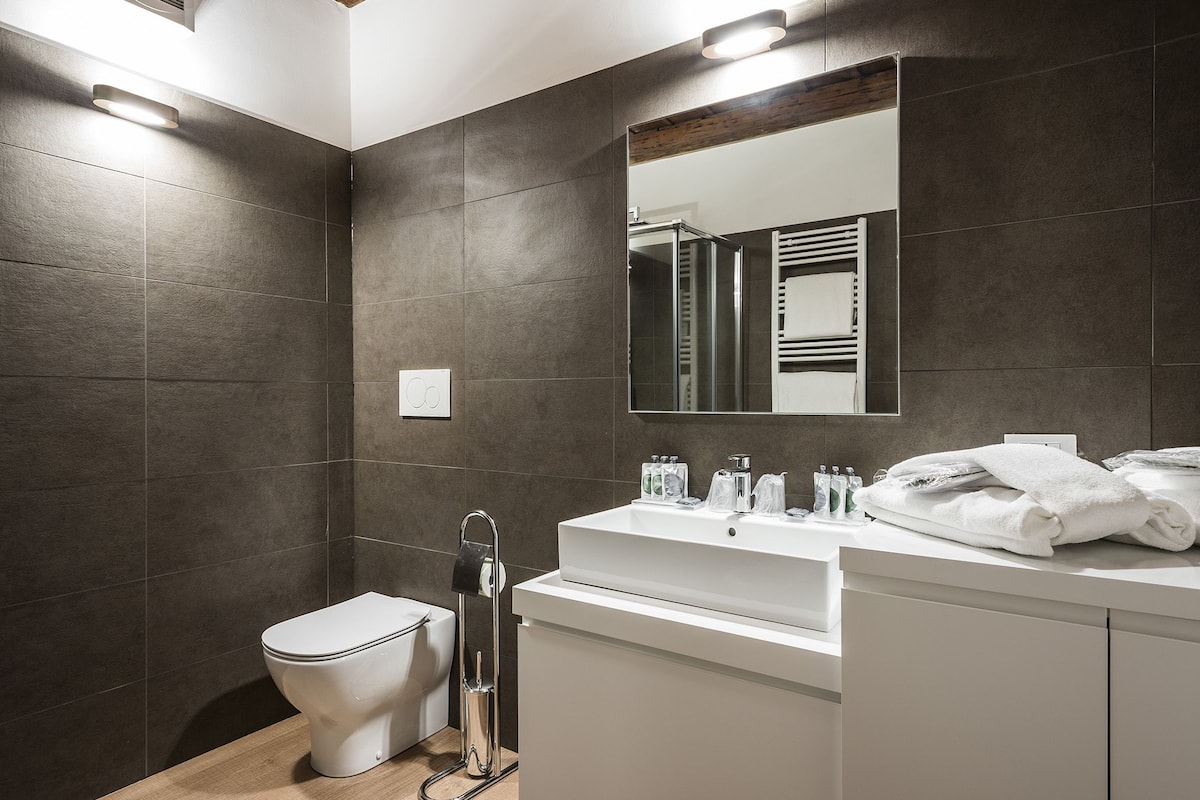 Family Duplex Carrara con 2 camere | Banheiro | Chuveiro, secador de cabelo, bidê, toalhas de banho
