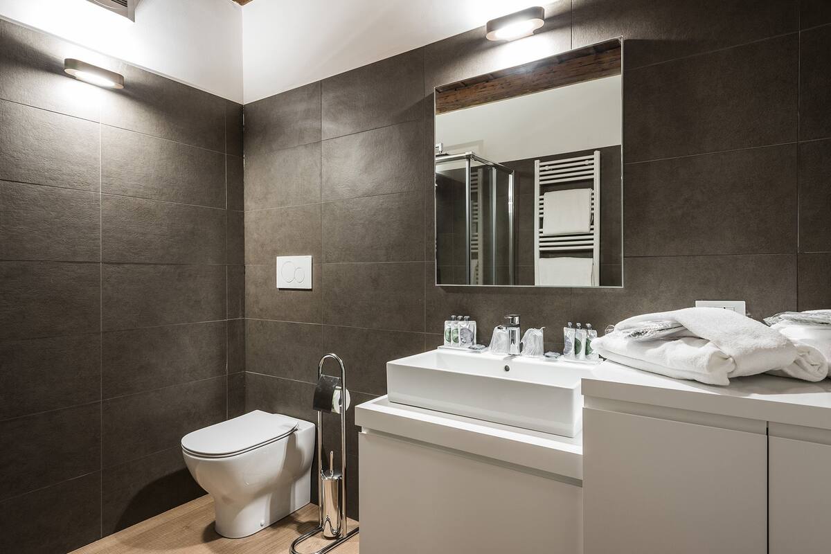 Family Duplex Carrara con 2 camere | Bagno | Doccia, asciugacapelli, bidet, asciugamani
