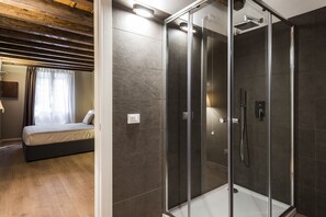 Family Duplex Carrara con 2 camere | Dusche im Bad