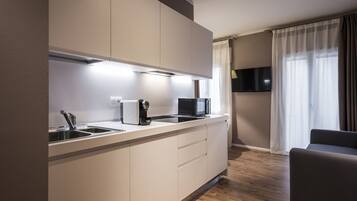 Classic Apartment (Via Sant'Andrea 20) | Private kitchen | Fridge, microwave, oven, stovetop