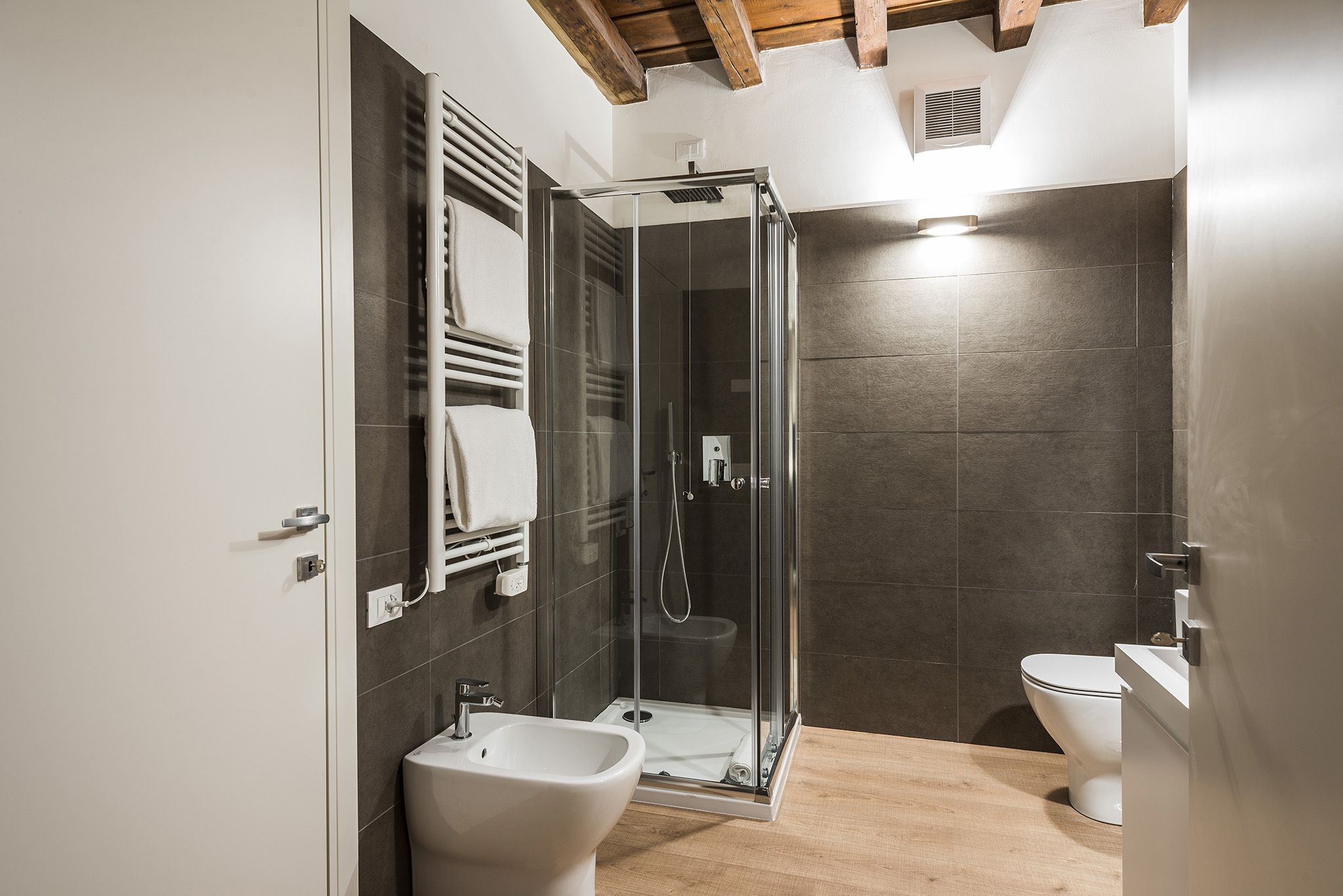 Family Duplex Carrara con 2 camere | Bathroom | Shower, hair dryer, bidet, towels