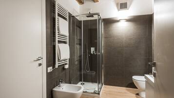 Family Duplex Carrara con 2 camere | Bathroom | Shower, hair dryer, bidet, towels