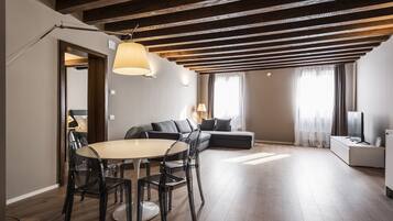 Family Carrara con 2 Camere | Living area | Flat-screen TV